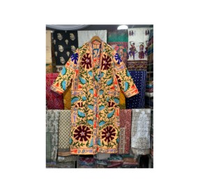 Veste Suzani indienne en coton brodé à la main pour dames Cardigan pardessus d'été décontracté avec motif imprimé de décoration de boutons - Product Image 6