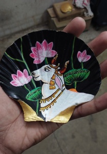 เปลือกหอยพัดลมธรรมชาติวาดด้วยมือตามสั่งลวดลายและการออกแบบที่กำหนดเองเหมาะสำหรับใช้สำหรับตกแต่งบ้านในสีทอง - Product Image 3