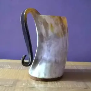 饮用独特设计的玛瑙水牛角维京啤酒饮用杯印度牛角杯木质底座咖啡杯