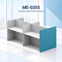 Poste de travail de bureau moderne avec cloisons, panneaux d'intimité élevés, plans de travail blancs, panneau latéral vert-bleu pour bureaux commerciaux, en bois