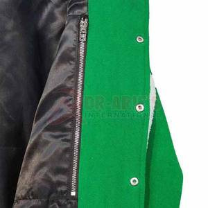 Veste bomber varsity d'hiver imperméable noire légère avec manches en cuir de mouton et logo brodé en chenille personnalisé OEM pour hommes - Product Image 5