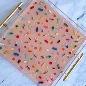 Plateau de service carré en acrylique transparent Design de médecine fait à la main Parfait pour une utilisation élégante sur la table dans la cuisine, la salle à manger et le salon - Product Image 3