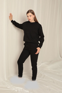 Conjunto de ropa de descanso elegante para mujer Sudadera y pantalones negros clásicos de moda y cómodos para cualquier ocasión - Product Image 3