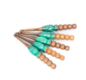 Ganchos de ganchillo de madera Palisandro con diseño de resina Agujas de tejer Ganchillo Juego de 5 ganchos - Product Image 1