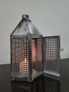 Lanterne en métal élégante avec support de pilier fait à la main de qualité fiable pour la décoration d'entrée pour la fête à la maison ou l'utilisation de bougies - Product Image 4