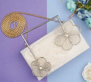 Chaîne de perles de luxe en résine à coque dure pour femmes, fermeture ouverte, broderie, perle, pompon, diamant, pour les soirées. - Product Image 1