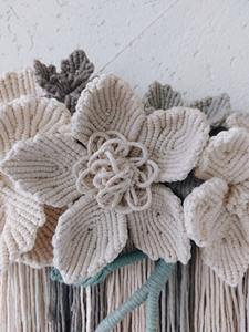 Suspension murale en macramé à motif floral fait main pour salon, chambre à coucher et décoration créative de la maison, fabriquée à la main en Inde - Product Image 2