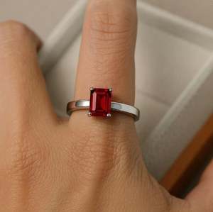 Anillo de Compromiso o Aniversario de Lujo para Mujer, con Granate Rojo en Engaste de Plata de Ley 925, Certificado por IEC Cristiano - Product Image 2
