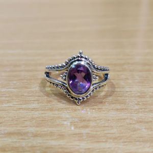 Bague de luxe en argent sterling 925 avec améthyste taille ovale et anneau fendu - Cadre perlé texturé fin, bijou de soirée cocktail - Product Image 1
