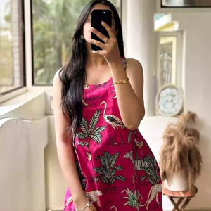 Kurtis court imprimé en coton personnalisé Kurti solide imprimé de couleur pour femmes portant des Kurtis élégants - Product Image 1