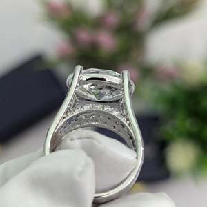 Bague ovale en diamant de laboratoire 8,50 carats en or blanc, style tension, certifiée IGI D-E-F VVSVS - Product Image 2
