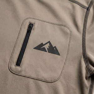 Camiseta Deportiva Personalizada de Poliéster Interlock con Costuras Planas, Bolsillo con Cremallera en el Pecho, para Actividades al Aire Libre, Venta al Por Mayor OEM - Product Image 4