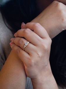 Anillo de diamantes de moissanita de corte ovalado de la mejor calidad, joyería de moda, compromiso de boda, regalo de fiesta de aniversario disponible al mejor precio - Product Image 4