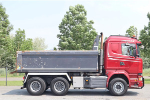 Camion Ribaltabile Usato Scania R580 V8 del 2014, Euro 2 Diesel, Manuale, 4x2, Carico Utile 7.5T, Guida a Sinistra, Veicolo Commerciale Nuovo con Scarico Posteriore - Product Image 2