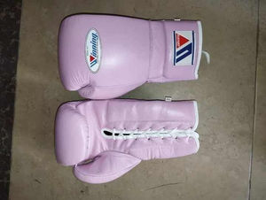 Guantes de boxeo clásicos para hombre, hechos de cuero vacuno dorado, con ajuste seguro en la muñeca que proporciona comodidad, fuerza y control de golpes suave. - Product Image 2