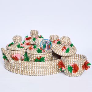 Panier en jonc de mer artisanal avec plateau polyvalent parfait pour le style de la maison ou l'emballage de cadeaux pendant les célébrations - Product Image 1