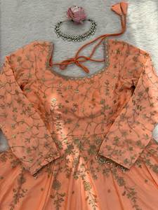 ชุดเดรส Anarkali ผ้าไหมชีนอนแท้ 100% ดีไซน์หรูหรา ประดับด้วยงานปักและเลื่อมหลากหลายแบบ สำหรับงานปาร์ตี้และงานพิธีต่างๆ - Product Image 6