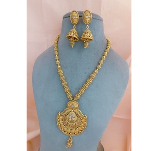 ชุดสร้อยคอยาวพร้อมต่างหูสำหรับผู้หญิงประดับด้วยต่างหูประดับมุกชุบทองแบบโบราณ - Product Image 1