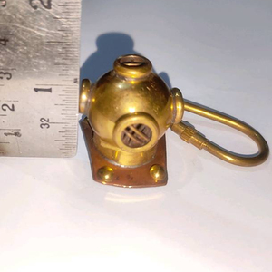 LLavero de casco espacial de latón, diseño único, hecho en la india, para regalos y promociones - Product Image 2