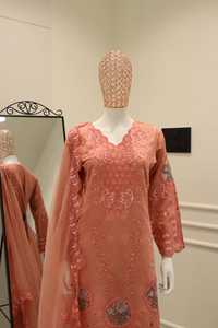 ชุดคุर्ตาผ้าฝ้ายสำหรับผู้หญิงสไตล์อินเดีย/ปากีสถานแบบดั้งเดิม ดีไซน์ทันสมัย ตกแต่งด้วยงานผ้าที่มีศิลปะ ทรงพลิ้วไหว เหมาะสำหรับงานปาร์ตี้ - Product Image 3