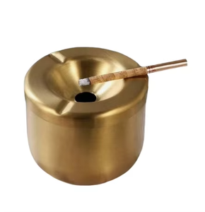 Cenicero de metal de lujo con suaves curvas que abrazan el interior, guiando la ceniza a caer en forma ordenada en su base. - Product Image 6