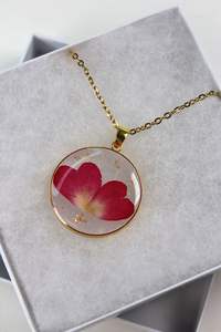 Hot Selling Women's Stainless Steel Necklace Customizable Epoxy Resin Pressed Real Flower Heart Pendant Trendy Style Jewelry - Product Image 2