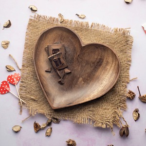Belles assiettes en bois d'acacia en forme de coeur pour mariage plat à dessert en bois fait à la main fabriqué au Vietnam - Product Image 4