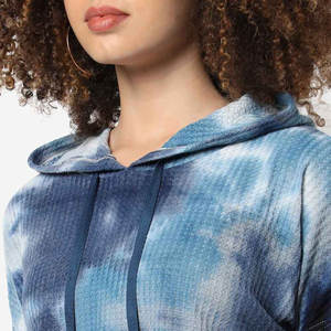 Ensemble de shorts à capuche d'hiver pour femmes élégantes, léger et écologique avec motif solide et logo imprimé - Product Image 4