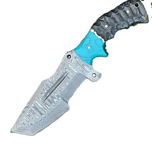 Couteau de chasse artisanal en acier Damas avec étui en cuir de buffle personnalisable OEM, lame fixe avec plaque en résine de bois colorée - Product Image 1