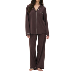 Ensemble de vêtements de nuit à imprimé floral chic avec haut à col cranté et pantalon à cordon assorti conçu pour les vêtements de nuit pour femmes ultimes - Product Image 1