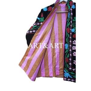 Chaqueta Corta Acolchada de Otoño/Invierno Hecha a Mano en India para Mujer, Ecológica, Transpirable, de Algodón, con Bordado Floral Suzani, Regalo Perfecto - Product Image 5