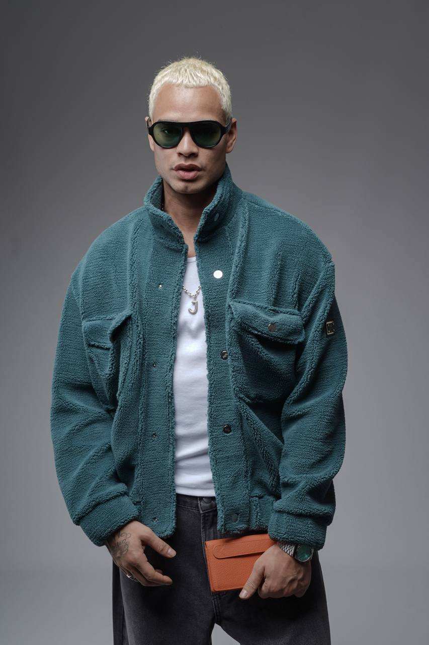 มีสีเขียวขุ่น