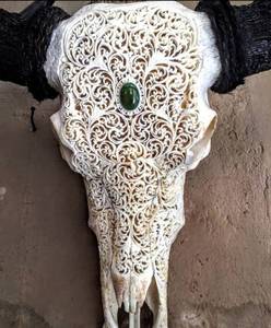 Cráneo artesanal moderno de búfalo y carnero tallado a mano con cuernos majestuosos para una pared o soporte atemporal - Product Image 3