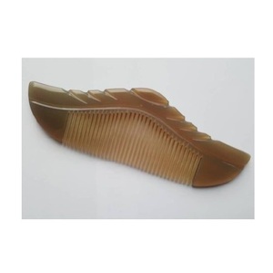 Peigne en corne naturelle outil fait main durable écologique fabriqué à partir de corne finition polie parfait pour le toilettage de la barbe et le soin des cheveux - Product Image 2