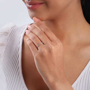Hermoso Anillo Chevron Plateado con Baño de Oro de 18K y Oro Rosa para una Declaración de Moda Glamorosa - Product Image 1