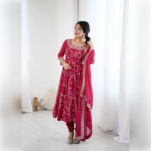 Robe Anarkali ethnique pour femmes, exquise, en faux georgette lourd, broderie, travail de séquence, style ample, prête à porter - Product Image 1