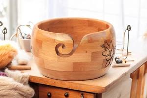 Cuenco de hilo de madera hecho a mano, soporte de hilo de ganchillo para tejer, organizador de almacenamiento, tallado de loto suave, artesanos de regalo perfectos - Product Image 3