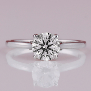 Anillo de compromiso chapado en oro y platino, anillo de diamante de corte redondo pequeño cultivado en laboratorio de estilo clásico de lujo para cumpleaños - Product Image 1