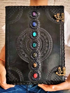 Journal en cuir A5 extra large avec logo personnalisé livre de sorts reliés en spirale organisateur de sept pierres de chakra emballage de boîte-cadeau de couture de fil - Product Image 3
