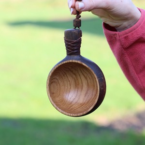 Mug de camping en bois sculpté à la main de haute qualité, moderne, avec boucle en cuir pour un accrochage facile, écologique, léger, pour la soupe - Product Image 1