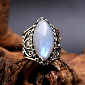 925พลอยมูนสโตนสีรุ้งที่สวยงามแหวนเงินสเตอร์ลิงสีทึบเครื่องประดับอินเดียขายส่งมากแหวนเงินหินสีขาวธรรมชาติ - Product Image 3