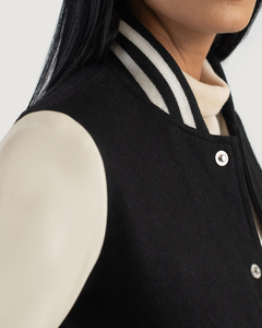 แจ็กเก็ตฤดูหนาวสำหรับผู้หญิงเสื้อโค้ทขนสัตว์ขนแกะมีกระดุมพิมพ์ลายโลโก้ - Product Image 3