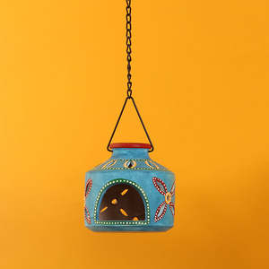 Fabriqué à la main peint à la main à la main bleu azur 'The Glowing Matki' support de chauffe-plat suspendu en terre cuite décoration de la maison élégante - Product Image 1