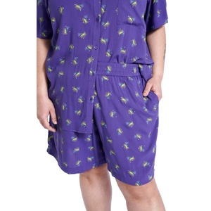 Pantaloncini BP Wildfang con elastico in vita, stile pantalone comodo, stampa geometrica viola e verde - Product Image 1