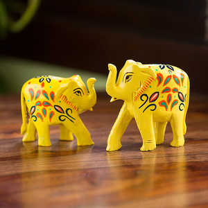 Juego de escultura tallada y pintada a mano 'The Sunny Elephants' de 2 hechos de madera de eucalipto - Product Image 3