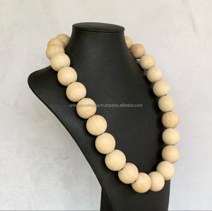 Collier en perles de bois et résine fait main pour femmes, bijoux élégants et tendance - Product Image 2