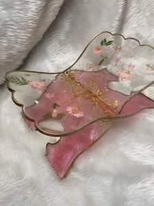 Lujoso soporte de resina para el Corán con detalles de cuentas blancas, elegante y artesanal, diseñado por BRUSHSTROKE BLISS a un precio asequible. - Product Image 5