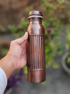 Bouteille d'eau portable en cuivre pur à 100 % de 1 L avec design personnalisé pour une utilisation en extérieur et à domicile, vente chaude en provenance d'Inde - Product Image 3