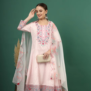 Kurtis traditionnels indiens et pakistanais exclusifs en coton, longueur ras du sol, avec pantalon Sharara et magnifiques ensembles de dupatta pour mariage et fêtes - Product Image 1
