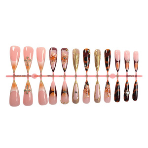 Lot de 24 <span class=keywords><strong>faux</strong></span> <span class=keywords><strong>ongles</strong></span> amande à presser, best-seller : design doré style français avec accents floraux en résine 3D - Product Image 6